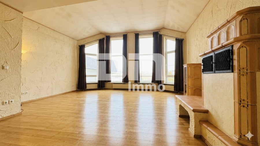 Altengerechtes Wohnen mit Charme: Großzügiger Bungalow auf großem Grundstück + Nebengebäude - Wohn / Essbereich halboffen mit Kachelofen